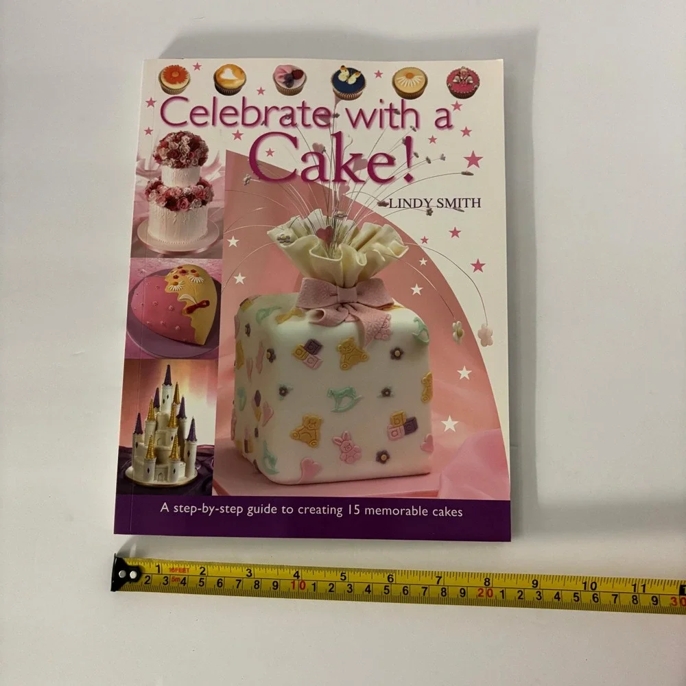 Celebrate with a Cake Lindy Smith Cake Decorating Paperback David & Charles